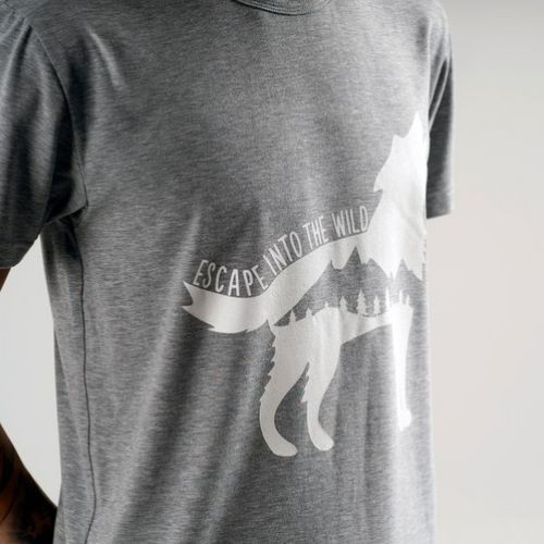 Серая мужская футболка ESCAPE WOLF / GREY с принтом