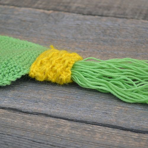 Купить теплую вязаную женскую шапку с ушами ручной работы, жёлтая с зелёным