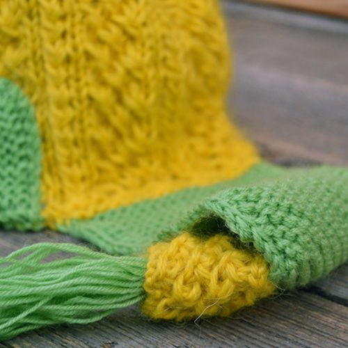 Купить теплую вязаную женскую шапку с ушами ручной работы, жёлтая с зелёным